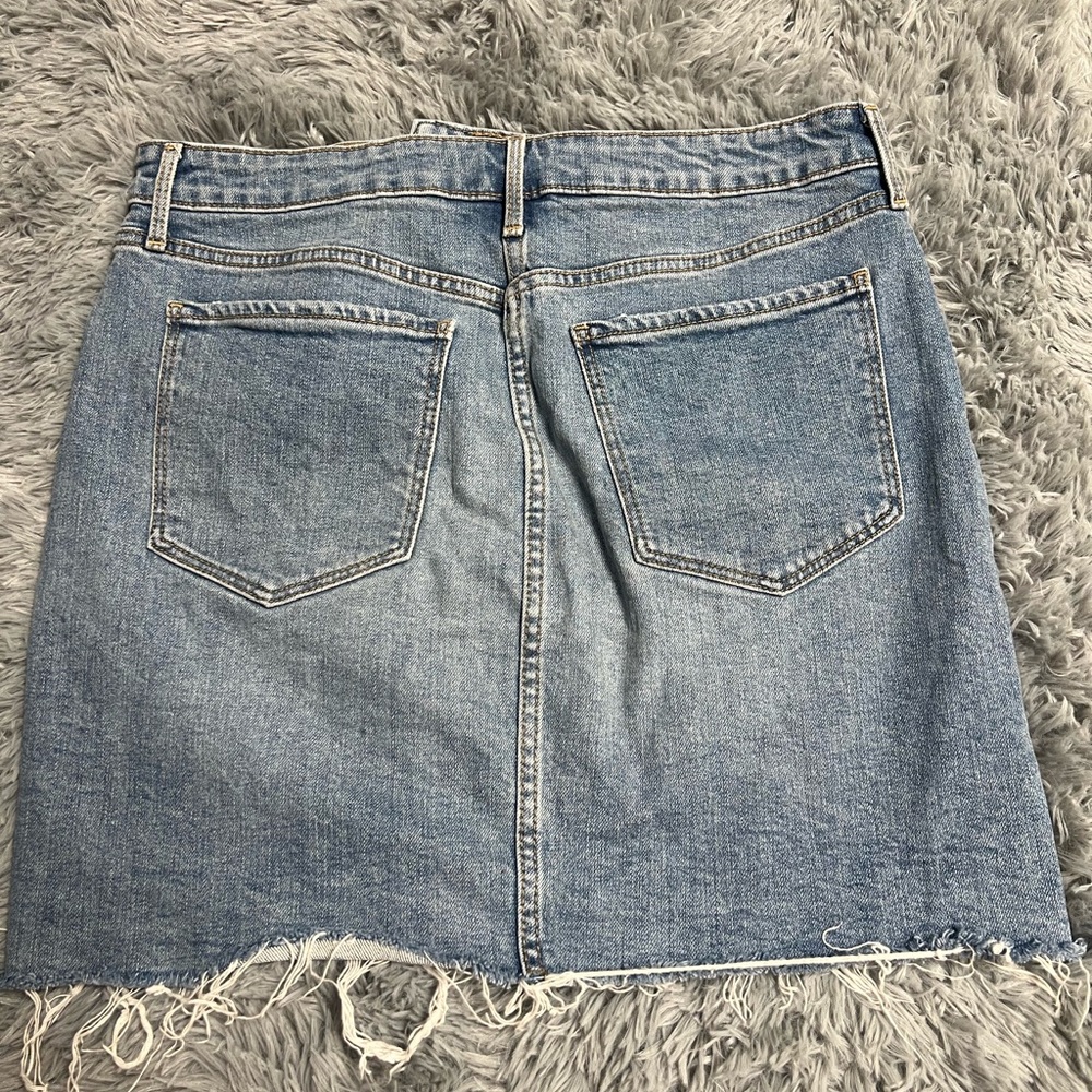 Stylish Light-Wash Denim Skirt - Picture 7 of 16